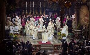 Handauflegung durch die Bischöfe