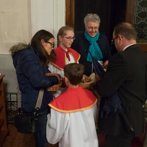 Ostereierausteilen der Ministranten