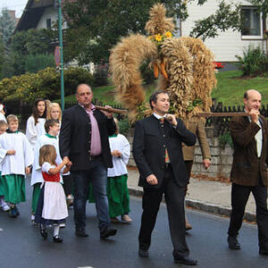 Festzug mit der Erntekrone