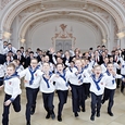 Die St. Florianer Sängerknaben nehmen KonzertbesucherInnen im Linzer Mariendom mit auf eine musikalische Weltreise