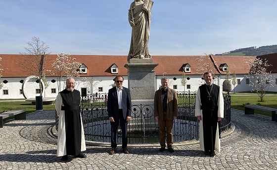 V. l.: Stiftspfarrer Prior P. Johannes Mülleder, Stiftsorganist Ikarus Kaiser, Stiftskapellmeister Till Alexander Körber, Abt Reinhold Dessl