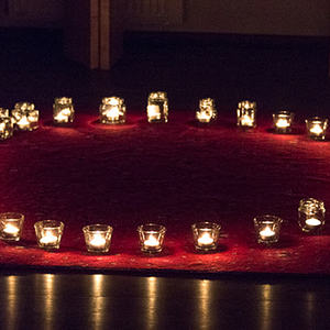 Nacht der 1000 Lichter erstmals auch in in der Pfarre Kirchdorf/Krems. Der Lichterweg begann am Kirchenplatz und führte durch die Kirche. Dort gab es mehrere Impuls-Stationen: Genussmeditation, Namensbänke wie Glaubensbank, Kraftbank, Gott-Sei-Dank-B