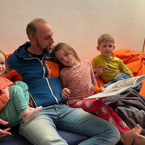 Kinder lauschen den Geschichten