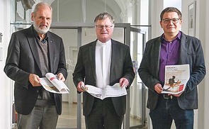 Herausgeber Willi Vieböck (links) und Chefredakteur Heinz Niederleitner (rechts) präsentierten Bischof Manfred Scheuer vorab das neue Layout. 