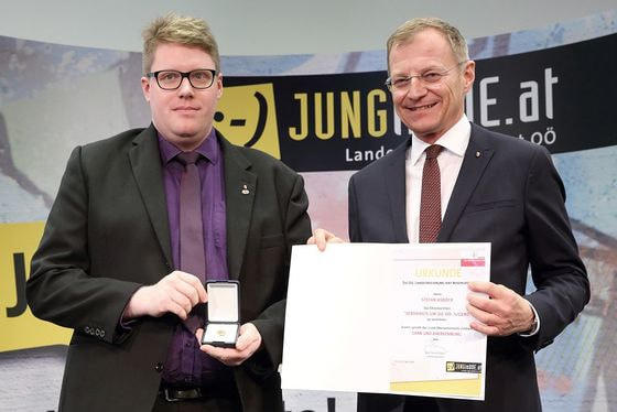 Landeshauptmann Mag. Thomas Stelzer ehrte Stefan Asböck. / © Land OÖ / Ernst Grilnberger Landeshauptmann Mag. Thomas Stelzer ehrte Stefan Asböck.