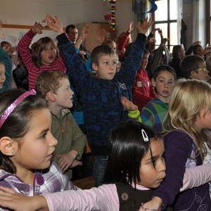 Bischof besuchte Volksschulen und Kindergarten