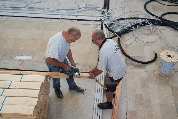 Podest für Kirchenbänke bauen