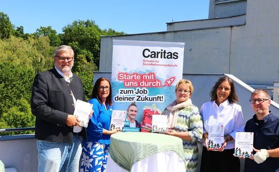 V. l.: Caritas-Vorstand Martin Gruber, Karin Pilz, Leiterin der Caritas-Schulen für Sozialbetreuungsberufe, Caritas-Geschäftsleiterin Katharina Sturmaier, Cornelia Zefferer, Direktorin der Caritas-Schule am Salesianumweg, und Mitautor Martin Böhm. / © Caritas OÖ V. l.: Caritas-Vorstand Martin Gruber, Karin Pilz, Leiterin der Caritas-Schulen für Sozialbetreuungsberufe, Caritas-Geschäftsleiterin Katharina Sturmaier, Cornelia Zefferer, Direktorin der Caritas-Schule am Salesianumweg, und Mitautor Martin Böhm.