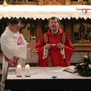 Um den Moment der Wandlung erkenntlich zu machen, werden Hostie und Kelch hochgehoben