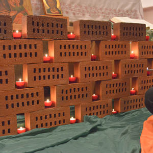 Stimmungsvoller Abendgottesdienst mit Taizé-LiedernGesänge, die Einfachheit ausstrahlen und zur Ruhe kommen lassen, das sind die Lieder der französischen Taizé-Gemeinschaft. Etwas von dieser Atmosphäre wurde bei der Sonntag-Vorabendmesse in Kirchdor