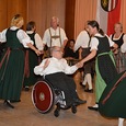 Rollstuhlfahrer Hans-Peter Zunk tanzt bei der Volkstanzgruppe Sonnberg mit