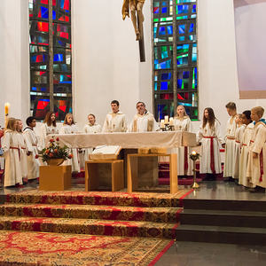 Neue Ministranten in der Pfarre Kirchdorf/KremsAm Christkönigssonntag steht der Gottesdienst in Kirchdorf/Krems ganz im Zeichen der Ministrantinnen und Ministranten. Die beiden Leiter Jakob und Samuel Haijes haben dabei auf kindgerechte Elemente bes