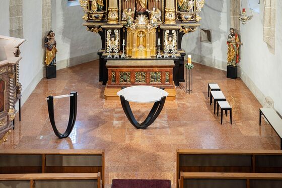 Pfarrkirche Wippenham: Frauen im Zentrum des Glaubens / © Gregor Graf Besonders der Hochaltar setzt ein starkes Zeichen: Frauen stehen hier im Zentrum der Heilsgeschichte ? als M?tter, M?rtyrerinnen, Nothelferinnen und Glaubenszeuginnen.