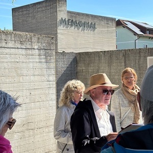 Christoph Freudenthaler vor dem Memorial