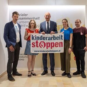 Linz, 22. Juni 2026 – Anlässlich des Welttags gegen Kinderarbeit besuchte die Initiative „Kinderarbeit stoppen!“ Landesrat Dr. Christian Dörfel, um zu konkreten politischen Maßnahmen aufzurufen.v.l.n.r. Herbert Wasserbauer (Referent Anwaltschaft DK