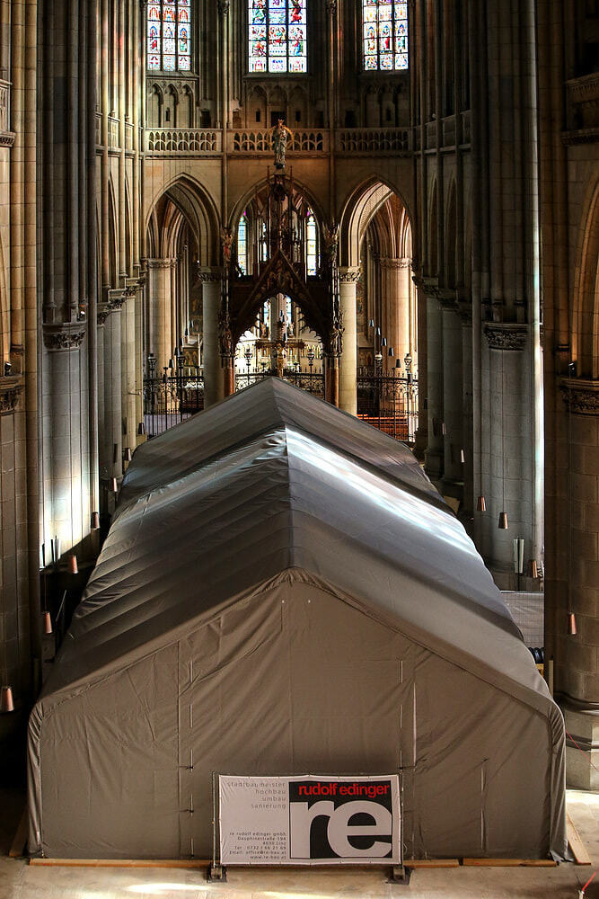 Ein Zelt im Linzer Mariendom