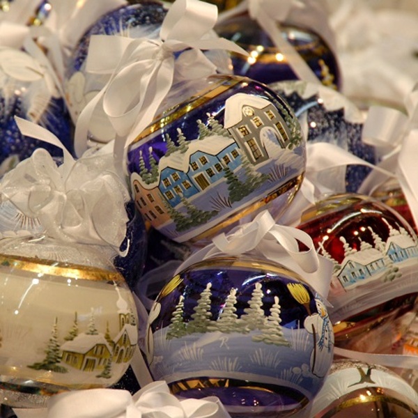 Bunte bemalte Weihnachtsglaskugeln