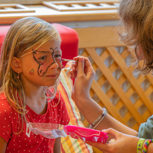 Ein buntes Programm mit Kinderschminken