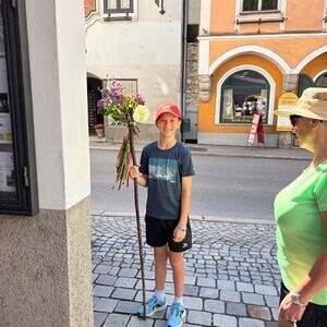 Der Pilgerstab bekam frische Blumen von allen Teinlehmer:innen und  wurde von Weyer nun weiter nach Gaflenz getragen.