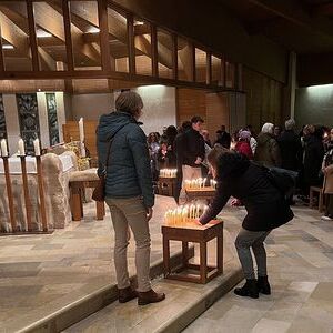 Die brennenden Kerzen begleiten uns durch die gesamte Osternachtsliturgie.