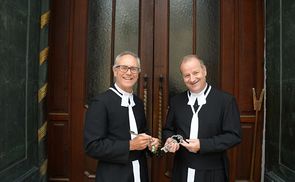 Der ehemalige Stiftspfarrer Harald Ehrl (l.) übergibt den großen Schlüssel der Basilika an den neuen Stiftspfarrer Werner Grad