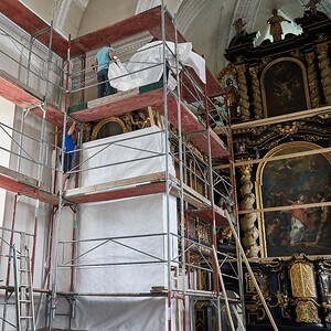 Verhüllen der Altäre