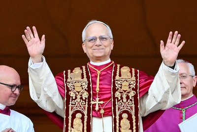 Download von www.picturedesk.com am 09.05.2025 (09:28). Newly elected Pope Leo XIV, Robert Prevost arrives on the main central loggia balcony of the St Peter's Basilica for the first time, after the cardinals ended the conclave, in The Vatican, on M