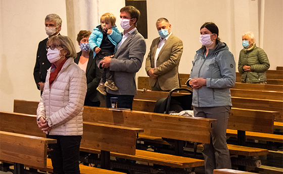 Gottesdienste mit Abstand und Mund-Nasen-Schutz