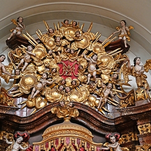 Marienaltar: Aufsatz mit Maria-Monogramm