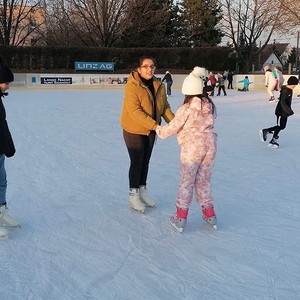 Gemeinsam über das Eis