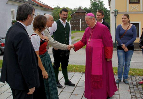 Begegnung mit Bischof Ludwig Schwarz nach der Orgelsegnung in Klam. © Pfarre Klam