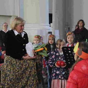 mit den Kindern des Pfarrcaritas-Kindergartens Hl. Familie