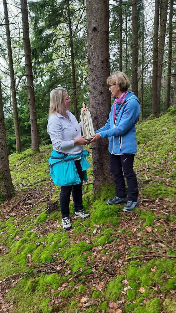 Morgen-Mai-Andacht / Pfarre St. Oswald bei Freistadt Anita und Hedwig mit Marienstatue