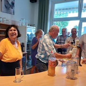 fleißige Menschen sorgen für die Bewirtung