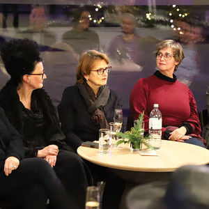 Anlässlich 100 Jahre Mariendom haben sich acht Künstlerinnen in künstlerischen Interventionen und Installationen gegenwärtigen Entwicklungen und Herausforderungen zu Themen rund um Frauenrollen, Familienbilder und Geschlechtergerechtigkeit gewidmet.