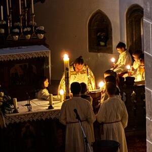 Das Exultet gesungen in der dunklen Kirche