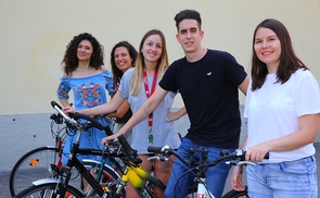 Die Erasmus-Freiwilligen Armagan, Gemma, Maria, José und Dinara bekamen von den invita-MitarbeiterInnen Fahrräder geschenkt.