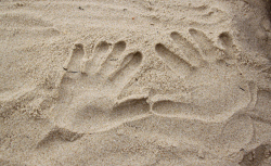 Handabdruck im Sand