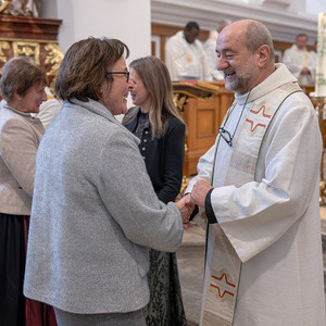 Seelsorgeteammitglieder gratulieren dem neue Pfarrvorstand