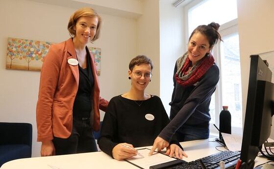 Für die Mitarbeitenden eine vertrauliche Anlaufstelle: Die Sozialberaterinnen Cornelia Birklbauer, Teresa Heinzl und Sarah Glatz (v. l.). / © Caritas OÖ Für die Mitarbeitenden eine vertrauliche Anlaufstelle: Die Sozialberaterinnen Cornelia Birklbauer, Teresa Heinzl und Sarah Glatz (v. l.).