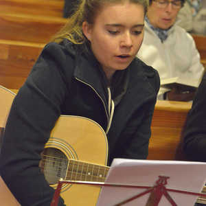 Stimmungsvoller Abendgottesdienst mit Taizé-LiedernGesänge, die Einfachheit ausstrahlen und zur Ruhe kommen lassen, das sind die Lieder der französischen Taizé-Gemeinschaft. Etwas von dieser Atmosphäre wurde bei der Sonntag-Vorabendmesse in Kirchdor