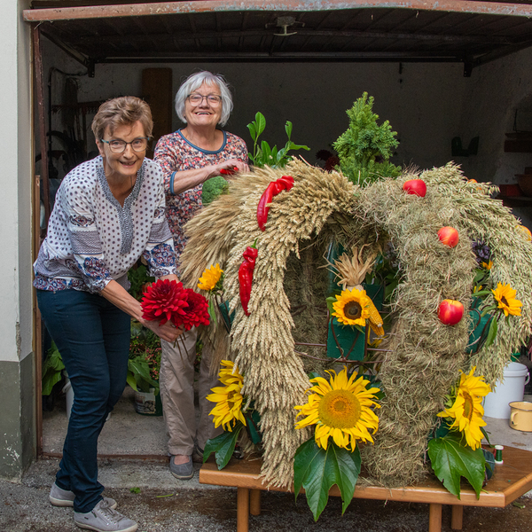 Beate Huemer-Schulz und Maria Ullner beim Binden der Erntekrone