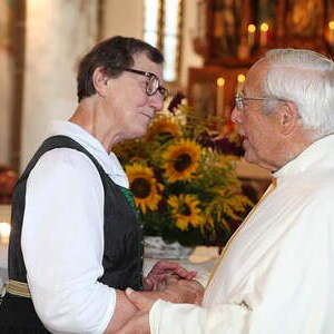 Pfarrer Hansjörg Wimmer, Kaplan Samuel Ogwudile, Frau Klara