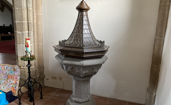 Unser Taufbecken in der Pfarrkirche neben der Osterkerze