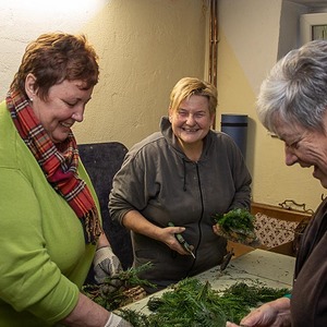 Adventkranzbinden für die Adventstube 2019