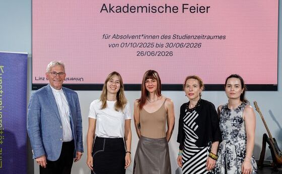 V. l.: Bischofsvikar Johann Hintermaier, Saskia Kamrad (Preisträgerin Förderpreis für Architektur), Helena Sekot (Preisträgerin Förderpreis für Bildende Kunst), Maria Reitter-Kollmann (Obfrau DKV), Theresa Eschelbeck (Fachbereich Kunst)