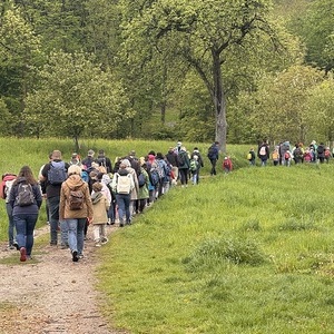 Wanderung der Erstkommunionkinder mit Pat*innen