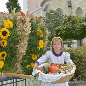„Vieles in unserem Leben hat mit Erntedank zu tun“, so die Kirchdorfer Pastoralassistentin Bernadette Hackl. Beim Erntedankfest wurde die Erntekrone vor dem Pfarrhof durch Pfarrer P. Severin Kranabitl gesegnet und dann in die Kirche getragen. Der Got