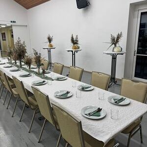 Festlich geschmückter Pfarrsaal