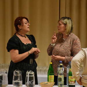 gesegnete Speisen werden verzehrt